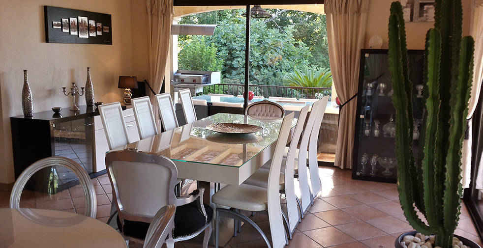 Le sjour design avec accs  la terrasse