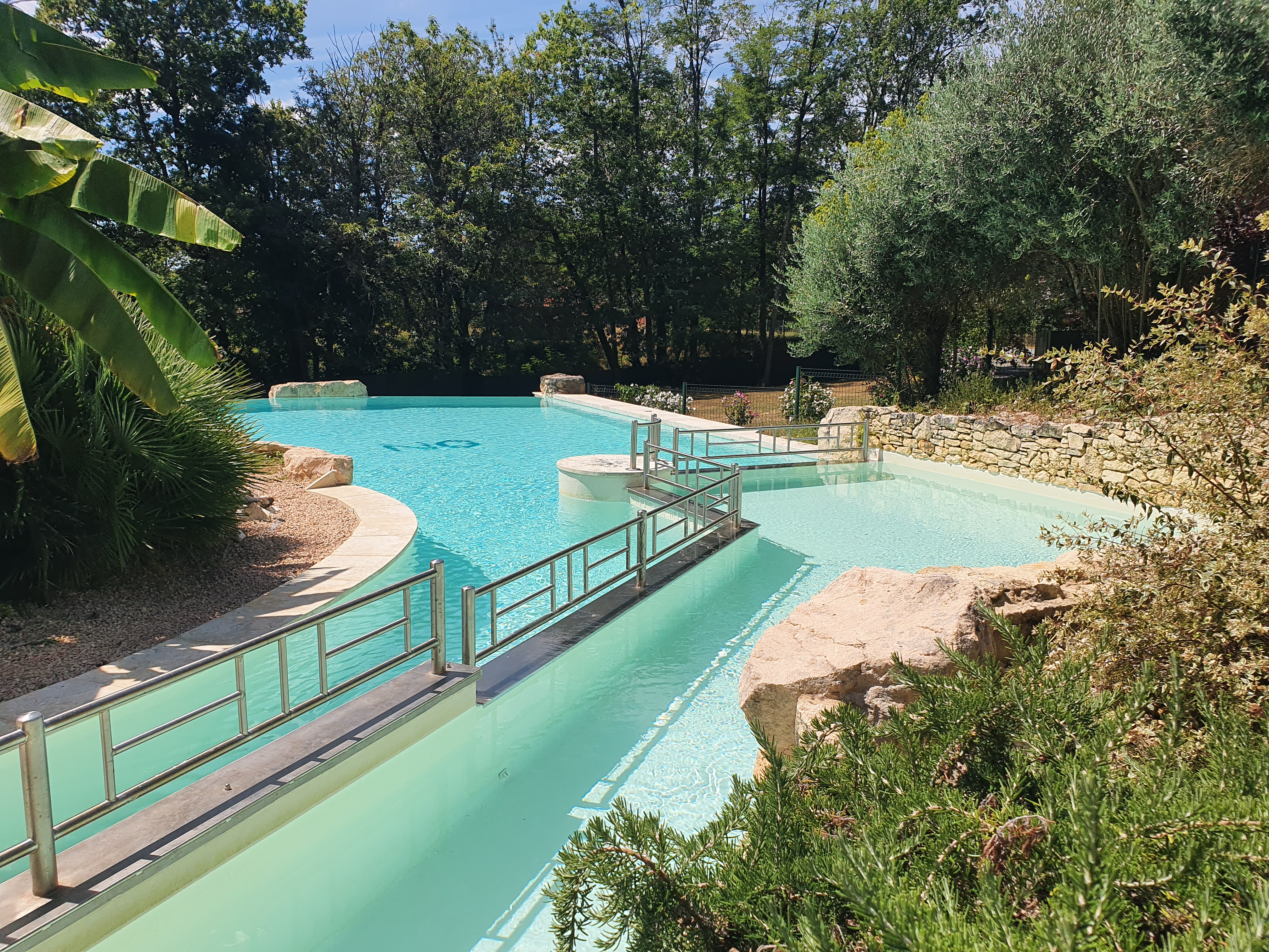 La piscine  dbordement et ses deux bassins