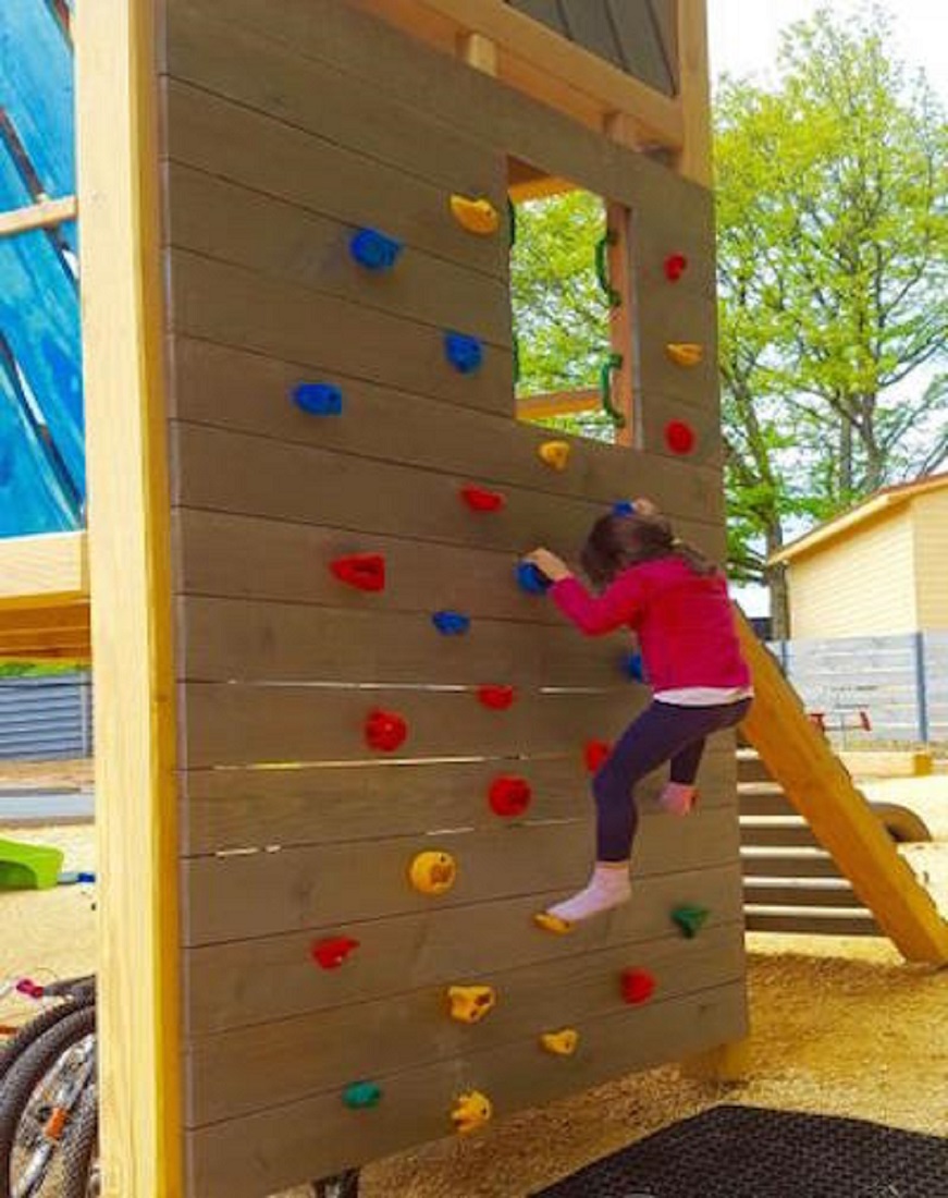 Mur d'escalade pour les apprentis alpinistes