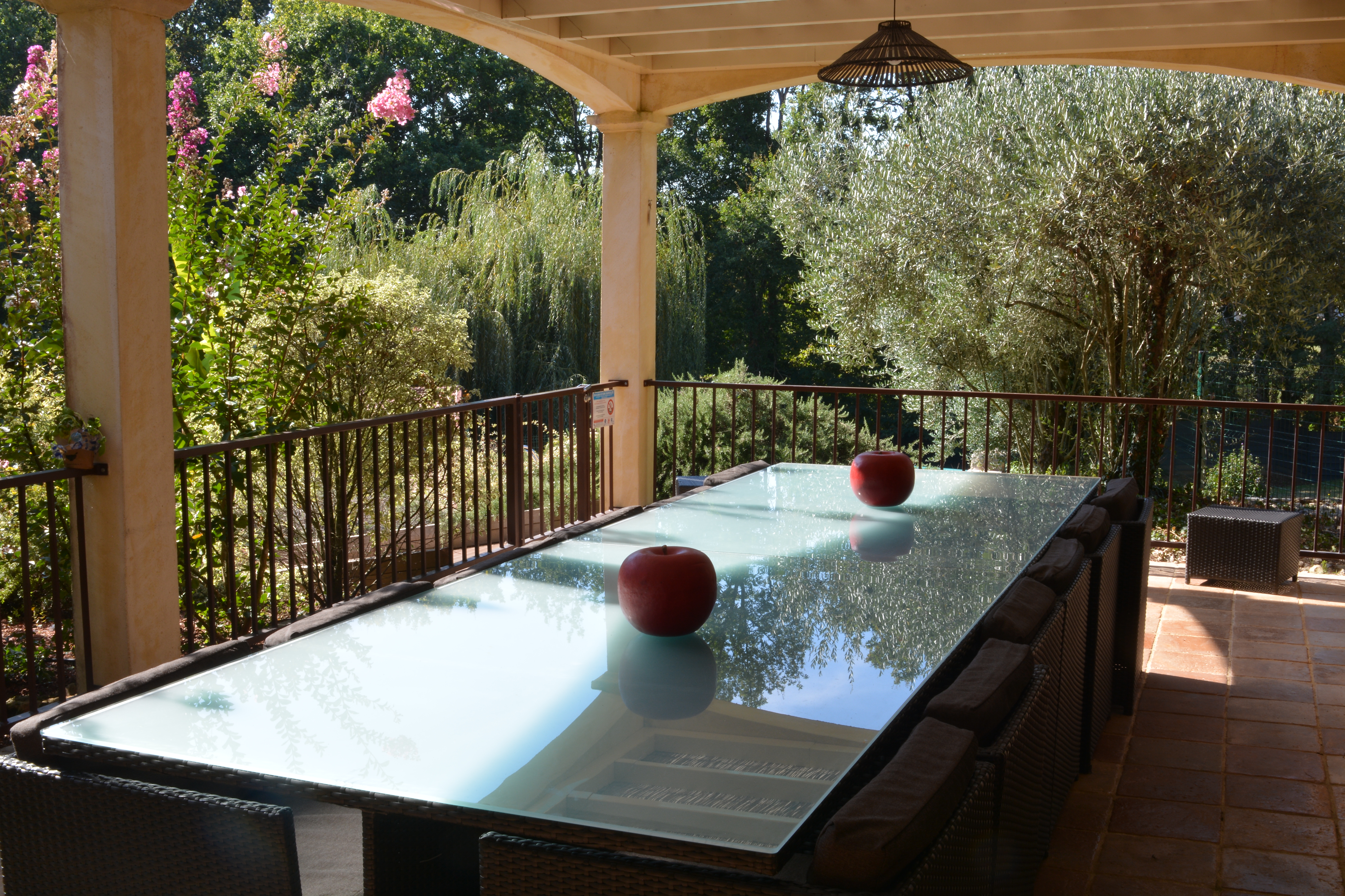 La terrasse couverte pour des repas face au jardin